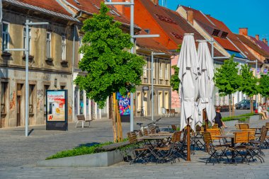 Maribor, Slovenya, 26 Haziran 2023: Koroska cesta caddesi Maribor, Slovenya 'da glavni trg meydanına çıkıyor