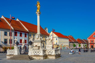 Maribor, Slovenya, 26 Haziran 2023: Slovenya 'nın Maribor kentindeki glavni trg meydanında güneşli bir gün