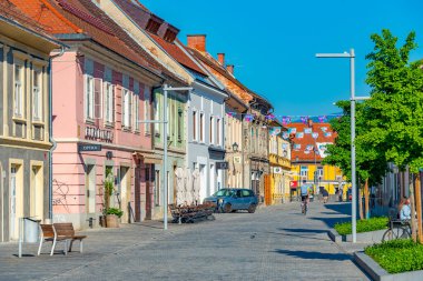 Maribor, Slovenya, 26 Haziran 2023: Koroska cesta caddesi Maribor, Slovenya 'da glavni trg meydanına çıkıyor