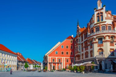 Maribor, Slovenya, 26 Haziran 2023: Slovenya 'nın Maribor kentindeki glavni trg meydanında güneşli bir gün