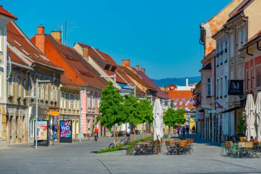 Maribor, Slovenya, 26 Haziran 2023: Koroska cesta caddesi Maribor, Slovenya 'da glavni trg meydanına çıkıyor