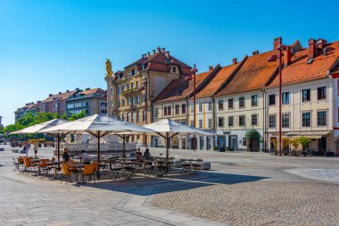 Maribor, Slovenya, 26 Haziran 2023: Slovenya 'nın Maribor kentindeki glavni trg meydanında güneşli bir gün