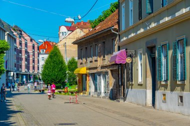 Maribor, Slovenya, 26 Haziran 2023: Slovenya 'daki Maribor kalesine giden bir sokakta güneşli bir gün