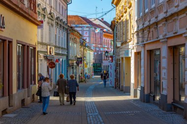 Maribor, Slovenya, 26 Haziran 2023: Slovenya 'daki Maribor kalesine giden bir sokakta güneşli bir gün