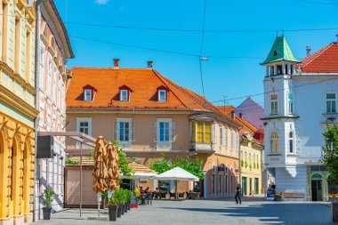 Ptuj, Slovenya, 26 Haziran 2023: Slovenya 'nın Ptuj kentindeki Dar Sokak