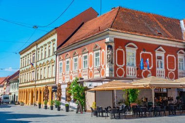 Ptuj, Slovenya, 26 Haziran 2023: Slovenya 'nın Ptuj kentinde bir meydanda yaz günü