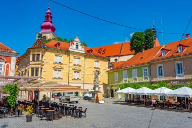 Ptuj, Slovenya, 26 Haziran 2023: Slovenya 'nın Ptuj kentinde bir meydanda yaz günü