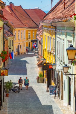 Ptuj, Slovenya, 26 Haziran 2023: Slovenya 'nın Ptuj kentindeki Dar Sokak