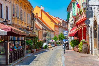 Ptuj, Slovenya, 26 Haziran 2023: Slovenya 'nın Ptuj kentindeki Dar Sokak