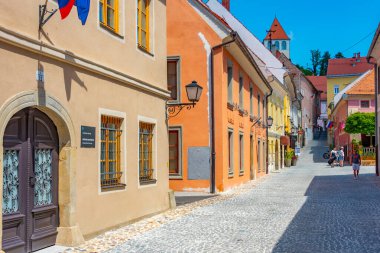 Ptuj, Slovenya, 26 Haziran 2023: Slovenya 'nın Ptuj kentindeki Dar Sokak