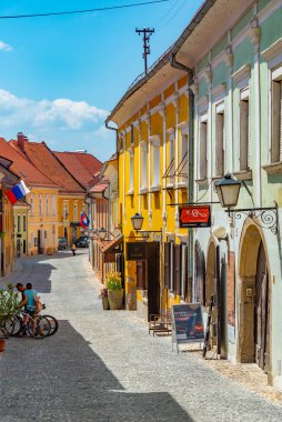 Ptuj, Slovenya, 26 Haziran 2023: Slovenya 'nın Ptuj kentindeki Dar Sokak