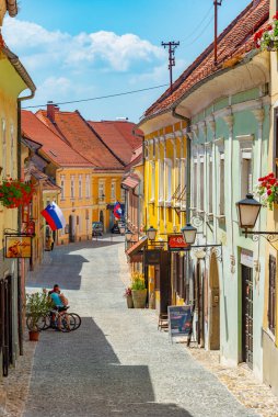 Ptuj, Slovenya, 26 Haziran 2023: Slovenya 'nın Ptuj kentindeki Dar Sokak