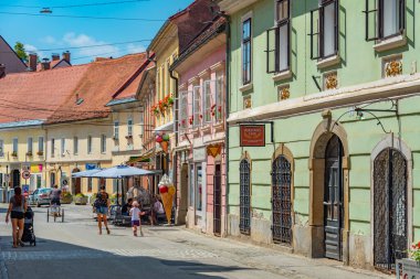 Ptuj, Slovenya, 26 Haziran 2023: Slovenya 'nın Ptuj kentinde bir meydanda yaz günü