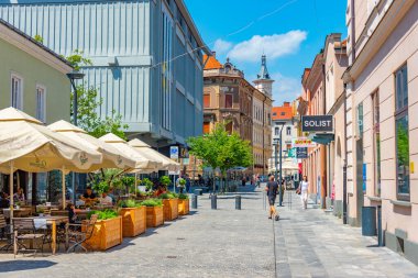 Celje, Slovenya, 26 Haziran 2023: Celje, Slovenya 'nın tarihi merkezinde sokak