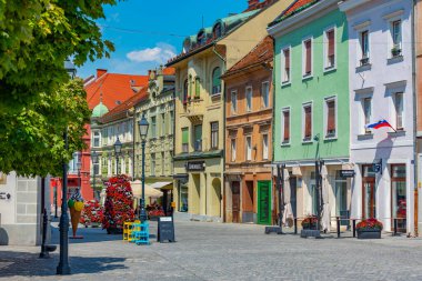 Celje, Slovenya, 26 Haziran 2023: Celje, Slovenya 'nın tarihi merkezinde sokak