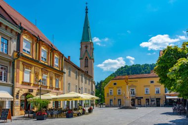 Celje, Slovenya, 26 Haziran 2023: Celje 'nin tarihi merkezinde ve Slovenya' nın Aziz Daniel Katedrali 'nde sokak