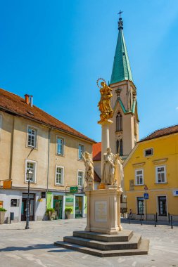 Celje, Slovenya, 26 Haziran 2023: Celje 'nin tarihi merkezinde ve Slovenya' nın Aziz Daniel Katedrali 'nde sokak