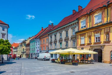 Celje, Slovenya, 26 Haziran 2023: Celje, Slovenya 'nın tarihi merkezinde sokak