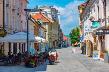 Celje, Slovenya, 26 Haziran 2023: Celje, Slovenya 'nın tarihi merkezinde sokak