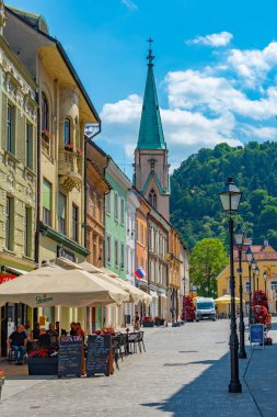 Celje, Slovenya, 26 Haziran 2023: Celje, Slovenya 'nın tarihi merkezinde sokak