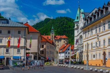 Celje, Slovenya, 28 Haziran 2023: İdrija, Slovenya 'nın tarihi merkezinde sokak