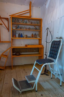 Cerkno, Slovenya, 28 Haziran 2023: Slovenya 'daki Franja Partizan Hastanesi' nde ahşap bir barakanın içi