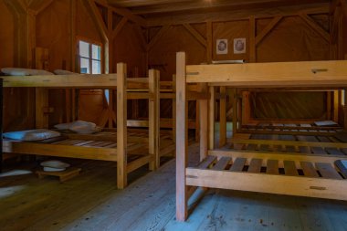 Cerkno, Slovenya, 28 Haziran 2023: Slovenya 'daki Franja Partizan Hastanesi' nde ahşap bir barakanın içi