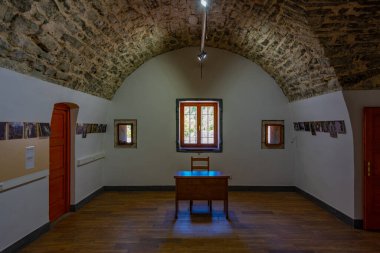 Kluze Slovenya, 28 Haziran 2023: Slovenya 'daki Kluze kalesi güneşli bir günde izlendi
