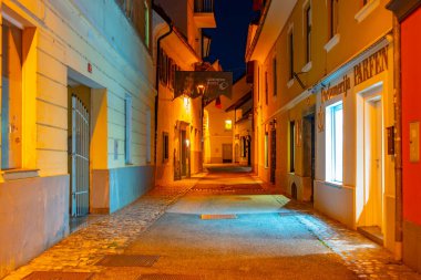 Kranj, Slovenya, 29 Haziran 2023: Slovenya 'nın Kranj kentindeki Glavni trg meydanının gece manzarası