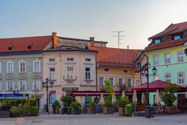 Kranj, Slovenya, 30 Haziran 2023: Slovenya 'nın Kranj kentindeki Glavni trg meydanında yaz günü