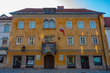 Kranj, Slovenya, 30 Haziran 2023: Slovenya 'nın Kranj kentindeki Glavni trg meydanında yaz günü