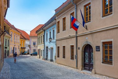 Ptuj, Slovenya, 26 Haziran 2023: Slovenya 'nın Ptuj kentindeki Dar Sokak