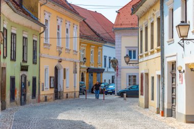 Ptuj, Slovenya, 26 Haziran 2023: Slovenya 'nın Ptuj kentindeki Dar Sokak
