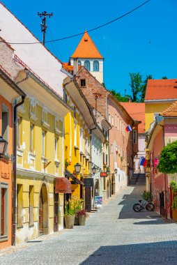 Ptuj, Slovenya, 26 Haziran 2023: Slovenya 'nın Ptuj kentindeki Dar Sokak