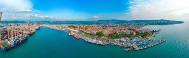 Koper, Slovenya, 23 Haziran 2023: Sloven Koper kasabasının hava manzarası