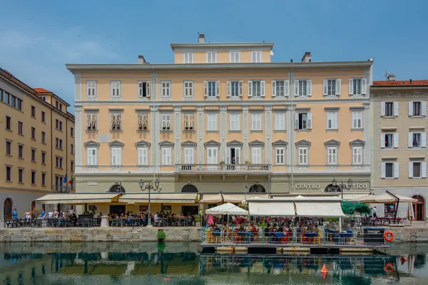 Trieste, İtalya, 22 Haziran 2023: İtalyan kenti Trieste 'deki Canal Grande' deki restoranlar