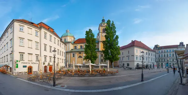 リュブリャナ スロベニア 2023年6月18日 人々はリュブリャナ スロベニアの歴史的中心部にある聖ニコラス大聖堂の前に散歩しています — ストック写真