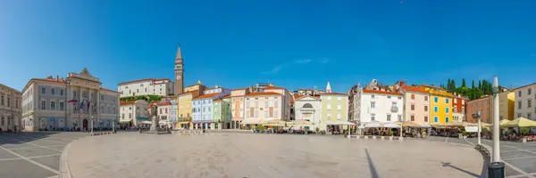 ピラン スロベニア 2023 スロベニアの町ピランのプラザタルティーニでの夏の日 — ストック写真