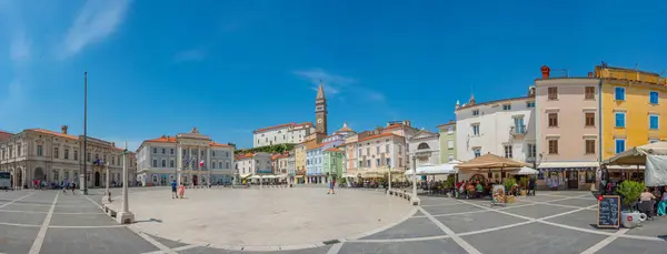 ピラン スロベニア 2023 スロベニアの町ピランのプラザタルティーニの夏の日 — ストック写真