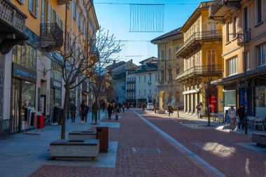 Bellinzona, İsviçre, 30 Aralık 2024: İsviçre 'nin merkezindeki Dar Sokak.