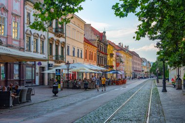 Kosice, Slovakya, 13 Temmuz 2024: Slovakya 'nın Kosice kentindeki ticaret caddesi.