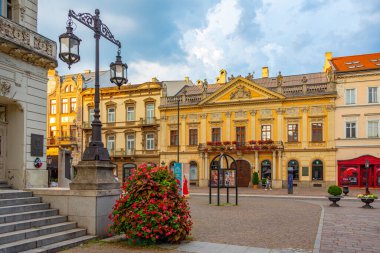 Kosice, Slovakya, 13 Temmuz 2024: Eski Slovakya 'nın Kosice kentindeki ana meydanın gün batımı manzarası.