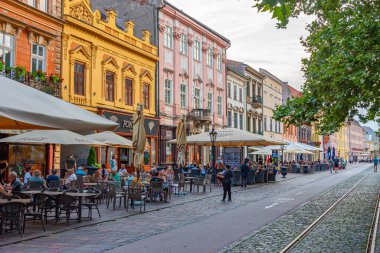 Kosice, Slovakya, 13 Temmuz 2024: Eski Slovakya 'nın Kosice kentindeki ana meydanın gün batımı manzarası.