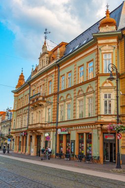 Kosice, Slovakya, 13 Temmuz 2024: Eski Slovakya 'nın Kosice kentindeki ana meydanın gün batımı manzarası.