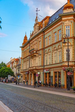 Kosice, Slovakya, 13 Temmuz 2024: Eski Slovakya 'nın Kosice kentindeki ana meydanın gün batımı manzarası.