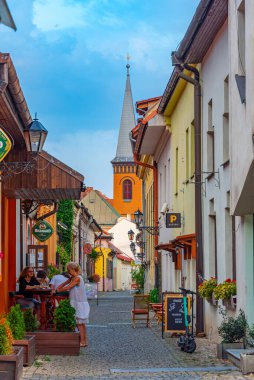 Kosice, Slovakya, 13 Temmuz 2024: Tarihi evler ve Slovakya 'nın Kosice kentindeki ıslah olmuş Hıristiyan kilisesi.