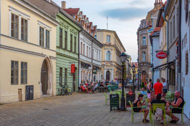 Kosice, Slovakya, 13 Temmuz 2024: Slovakya 'nın Kosice kentindeki ticaret caddesi.