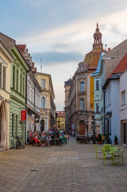 Kosice, Slovakya, 13 Temmuz 2024: Slovakya 'nın Kosice kentindeki ticaret caddesi.