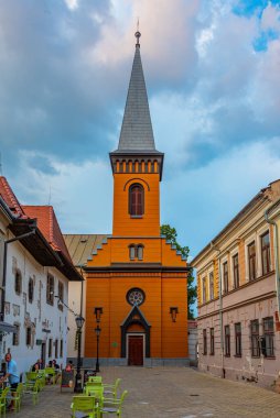 Kosice, Slovakya, 13 Temmuz 2024: Tarihi evler ve Slovakya 'nın Kosice kentindeki ıslah olmuş Hıristiyan kilisesi.