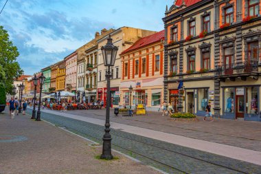 Kosice, Slovakya, 13 Temmuz 2024: Kosice, Slovakya 'daki Ana Meydan ve Ulusal Tiyatro' nun günbatımı